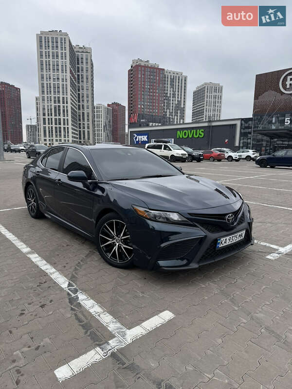 Седан Toyota Camry 2021 в Киеве