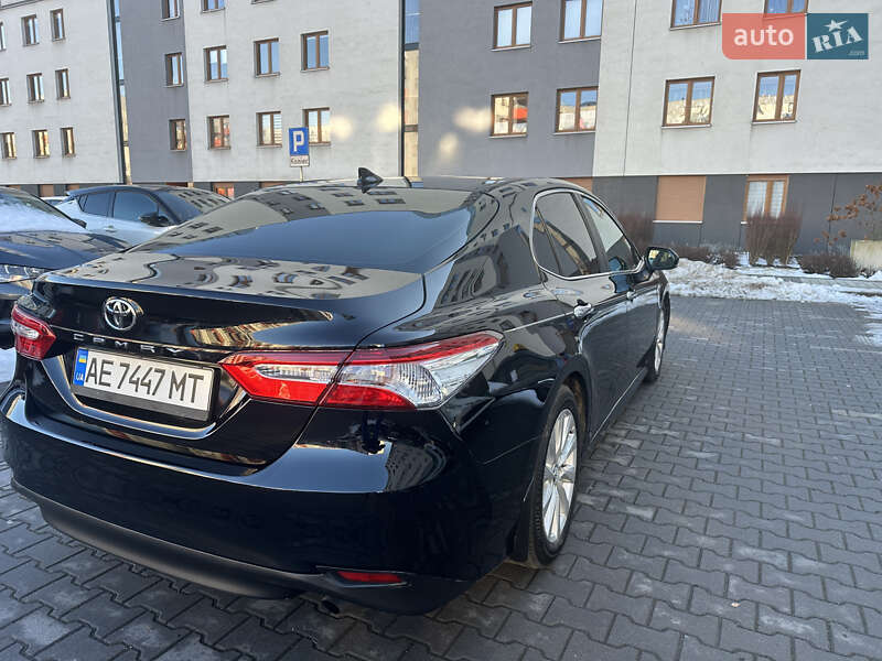 Седан Toyota Camry 2019 в Ужгороді