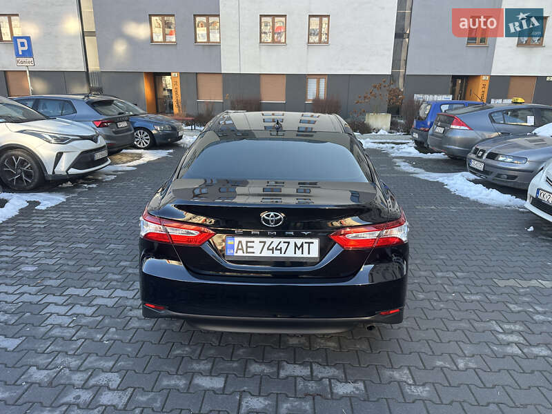 Седан Toyota Camry 2019 в Ужгороді