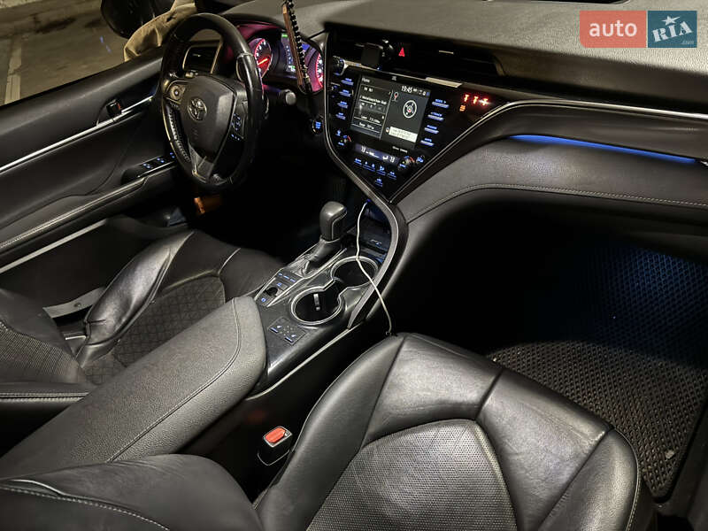 Седан Toyota Camry 2018 в Харкові