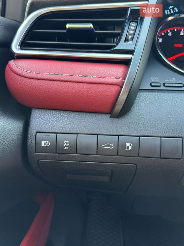 Седан Toyota Camry 2017 в Киеве