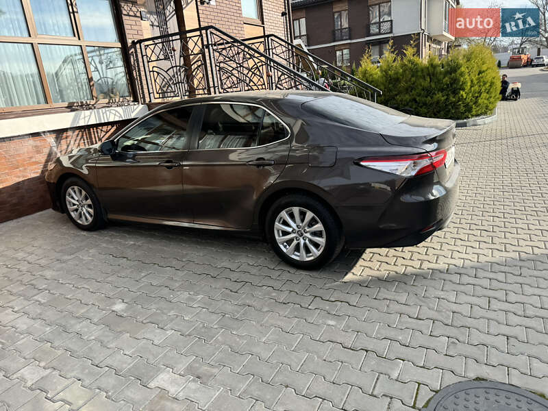 Седан Toyota Camry 2019 в Хмельницком