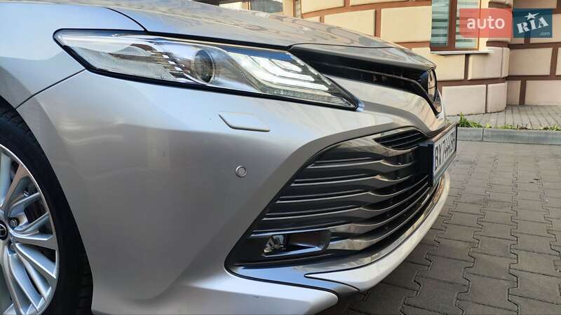 Седан Toyota Camry 2019 в Хмельницком