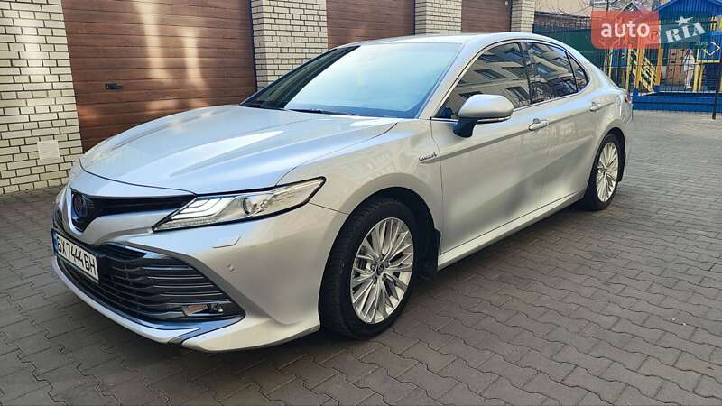 Седан Toyota Camry 2019 в Хмельницком