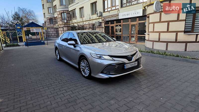 Седан Toyota Camry 2019 в Хмельницком
