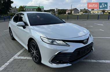 Седан Toyota Camry 2021 в Нововолынске