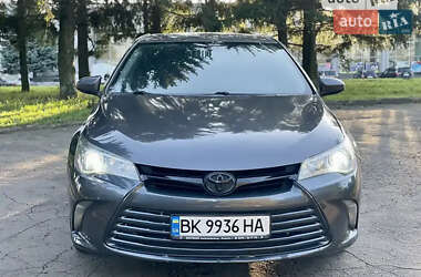 Седан Toyota Camry 2015 в Ровно