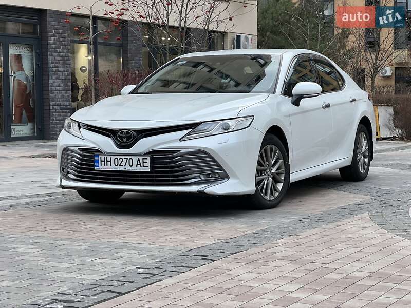 Седан Toyota Camry 2018 в Киеве