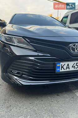 Седан Toyota Camry 2018 в Киеве