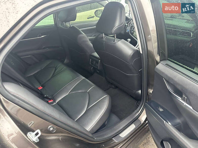 Седан Toyota Camry 2019 в Киеве