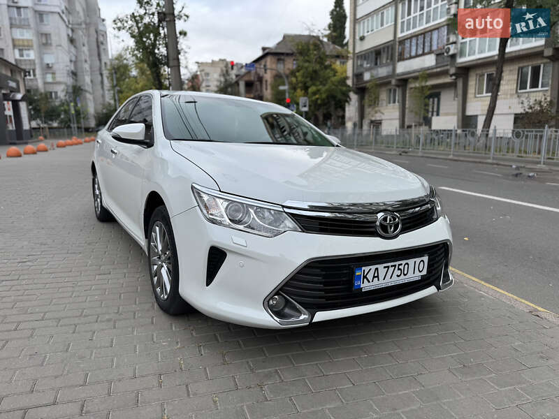 Седан Toyota Camry 2016 в Киеве