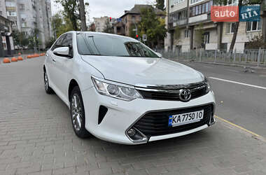 Седан Toyota Camry 2016 в Киеве