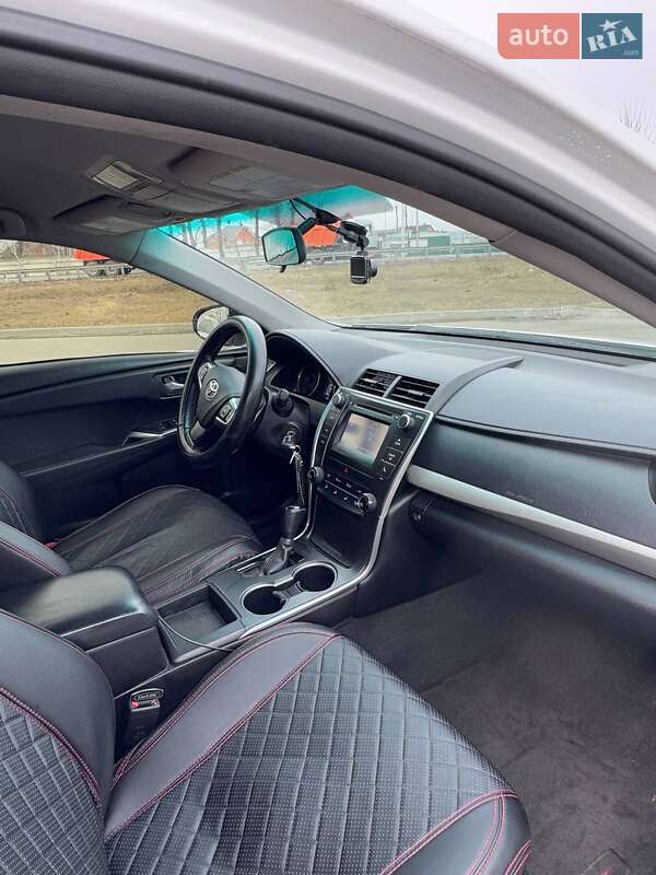 Седан Toyota Camry 2016 в Новых Петровцах