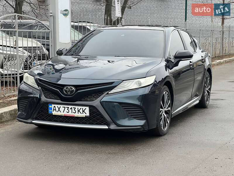 Седан Toyota Camry 2018 в Харькове