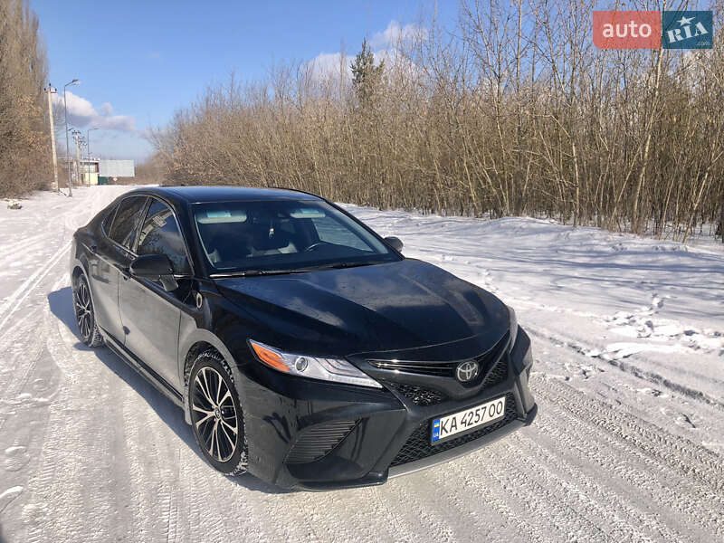 Седан Toyota Camry 2019 в Киеве