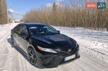 Седан Toyota Camry 2019 в Киеве