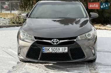 Седан Toyota Camry 2015 в Ровно