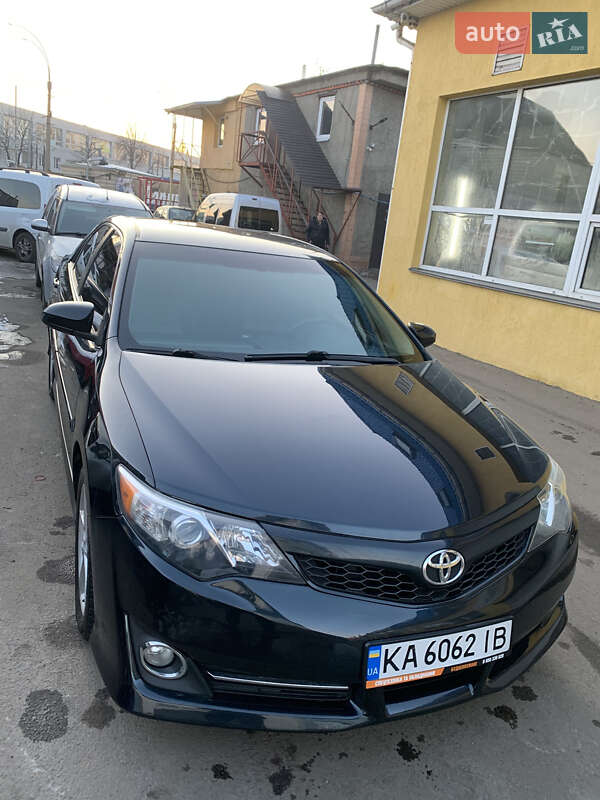Седан Toyota Camry 2014 в Киеве