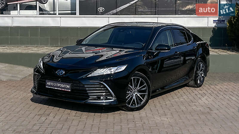 Седан Toyota Camry 2023 в Чернівцях