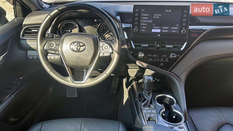 Седан Toyota Camry 2023 в Чернівцях