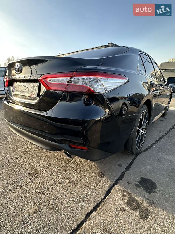 Седан Toyota Camry 2017 в Харькове