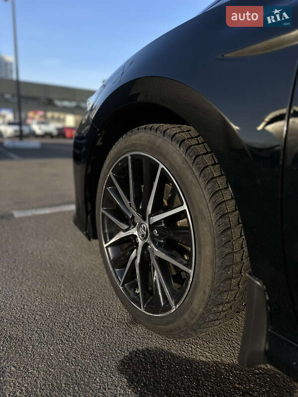 Седан Toyota Camry 2017 в Харькове
