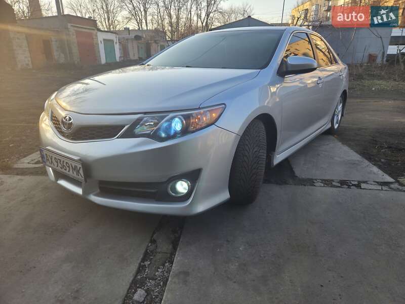 Седан Toyota Camry 2014 в Краснограде