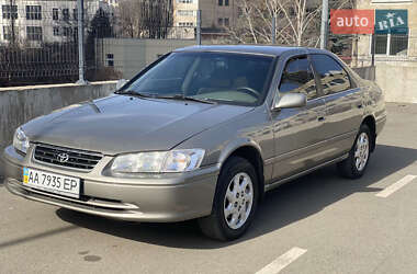 Седан Toyota Camry 2001 в Киеве