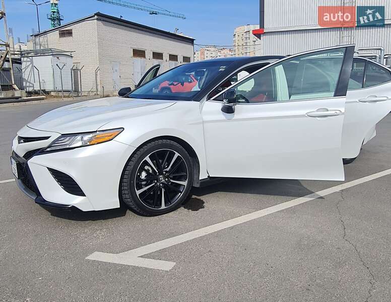 Седан Toyota Camry 2017 в Виннице