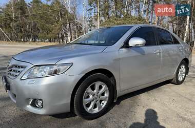 Седан Toyota Camry 2010 в Охтирці