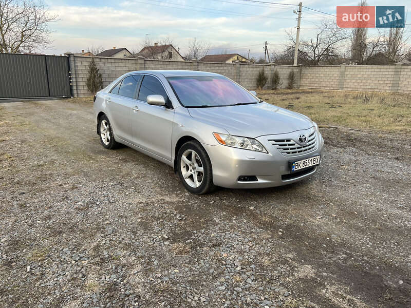 Седан Toyota Camry 2008 в Сарнах