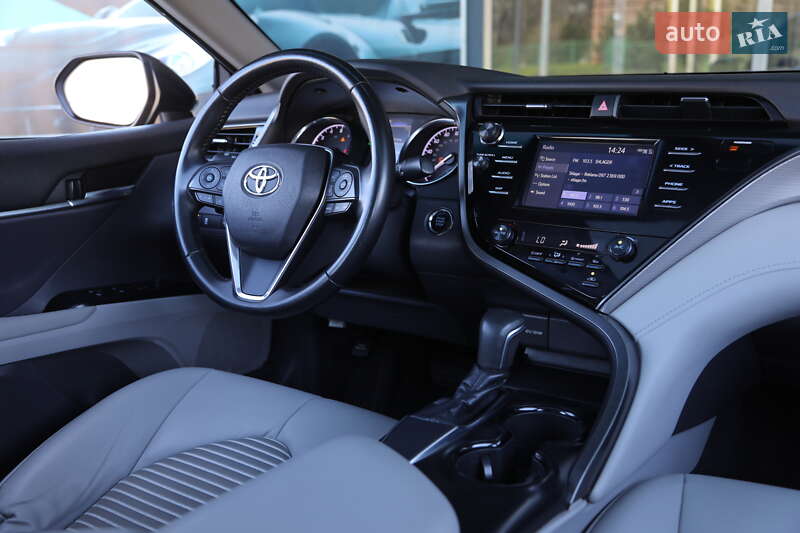 Седан Toyota Camry 2018 в Харькове