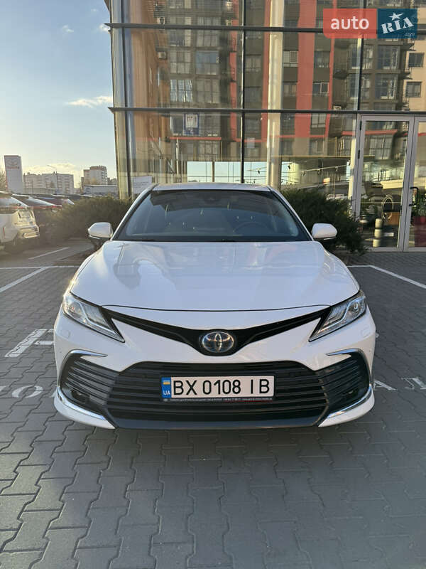 Седан Toyota Camry 2022 в Хмельницком