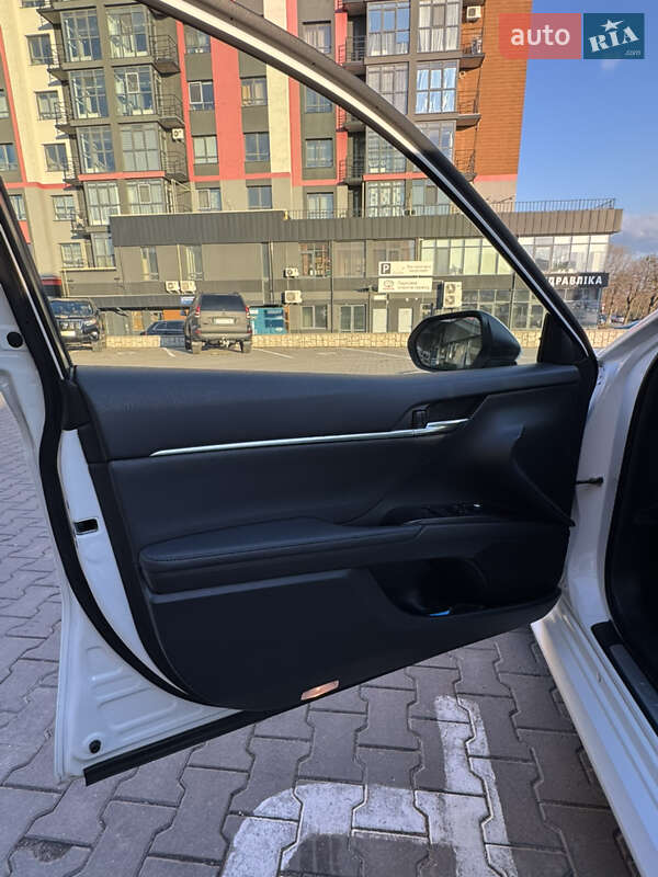 Седан Toyota Camry 2022 в Хмельницком