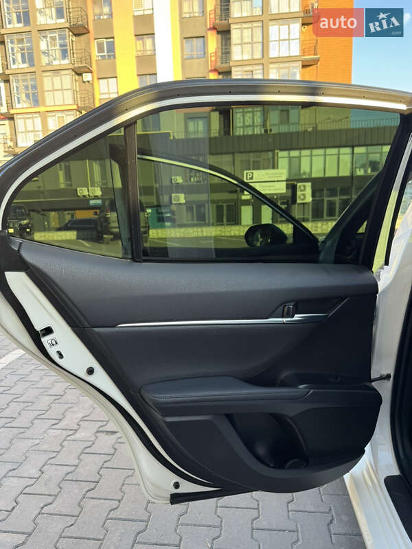 Седан Toyota Camry 2022 в Хмельницком