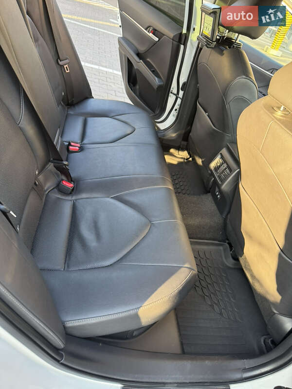 Седан Toyota Camry 2022 в Хмельницком