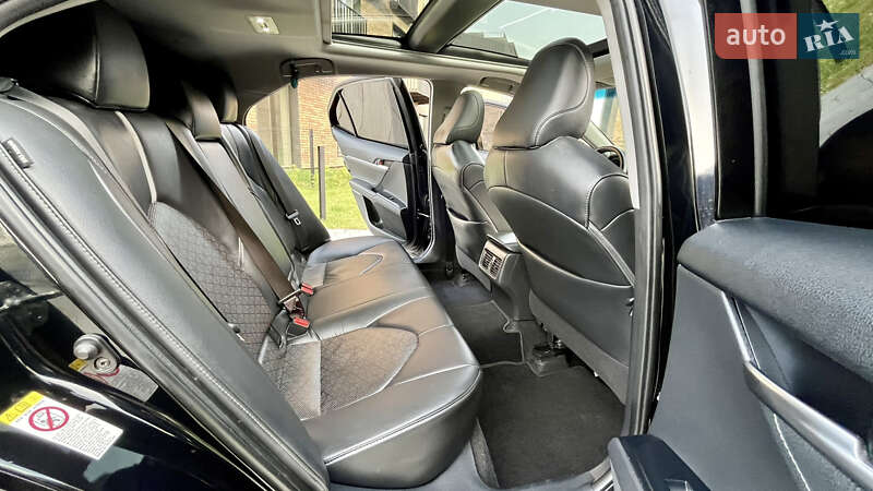 Седан Toyota Camry 2017 в Івано-Франківську