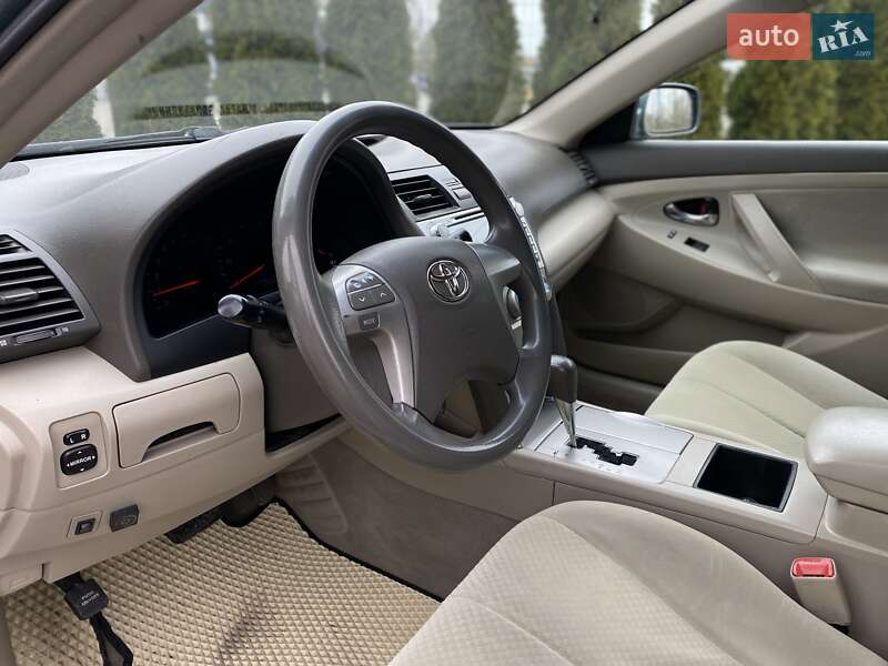 Седан Toyota Camry 2009 в Киеве
