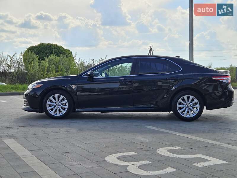 Седан Toyota Camry 2019 в Львові
