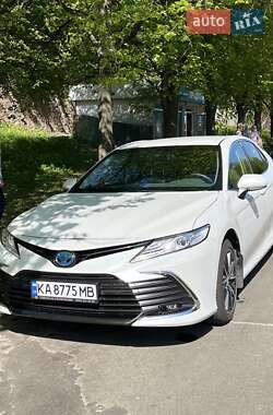 Седан Toyota Camry 2023 в 
