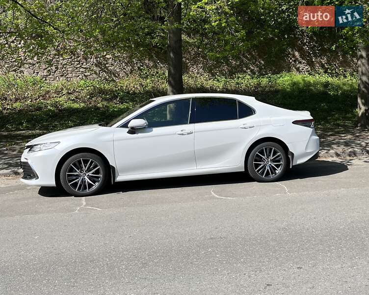 Седан Toyota Camry 2023 в 