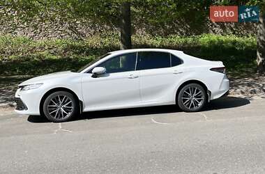 Седан Toyota Camry 2023 в 
