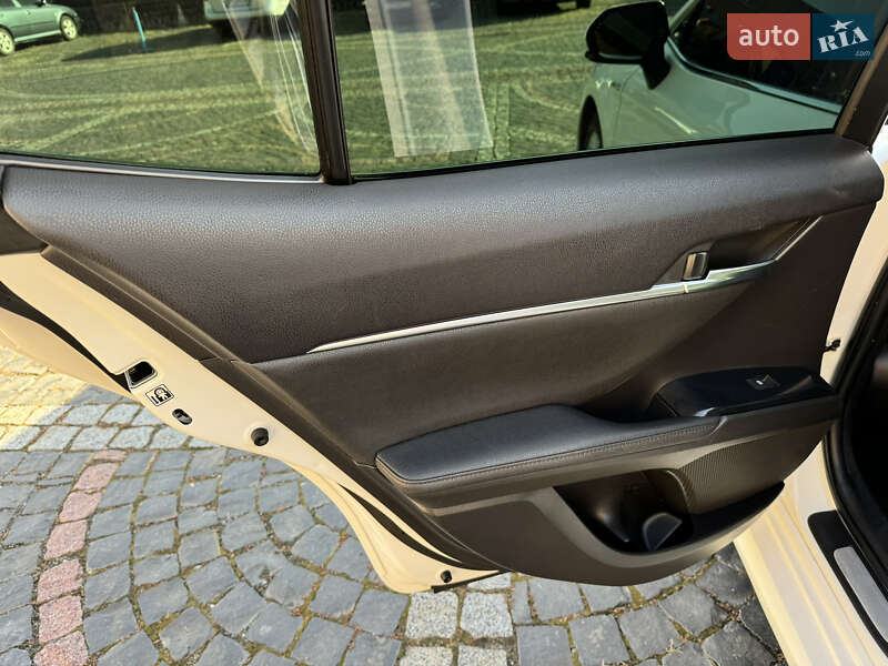 Седан Toyota Camry 2019 в Луцьку