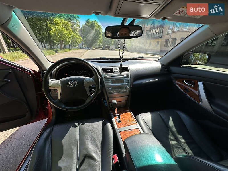 Седан Toyota Camry 2008 в Кривом Роге