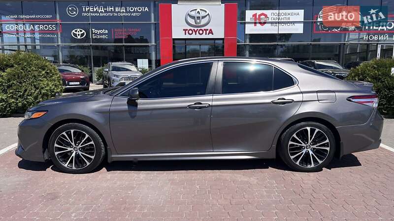Седан Toyota Camry 2017 в Хмельницком