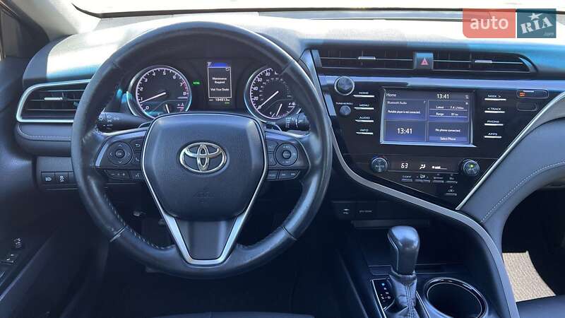 Седан Toyota Camry 2017 в Хмельницком