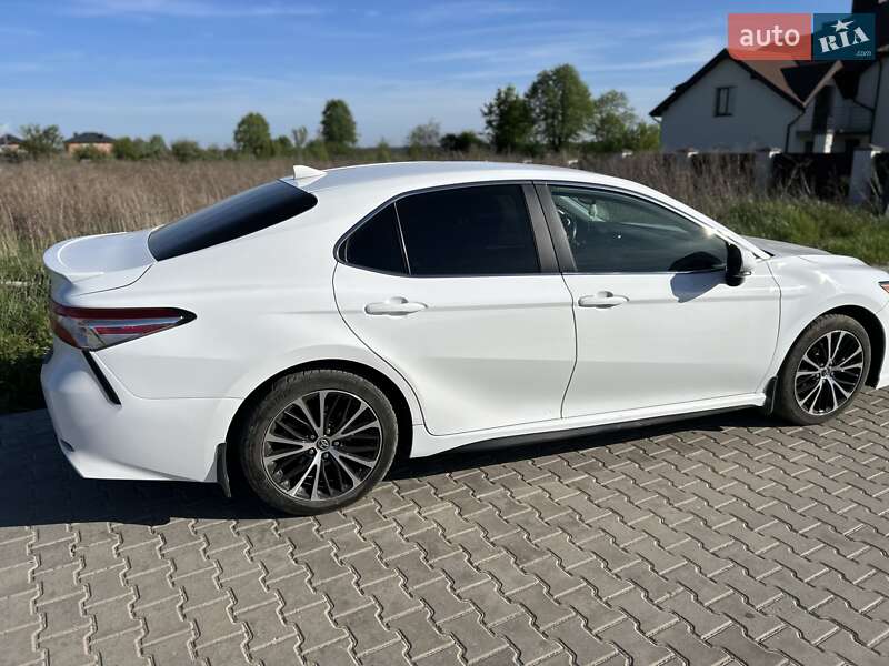 Седан Toyota Camry 2020 в Львове