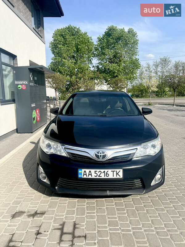 Седан Toyota Camry 2013 в Петропавловской Борщаговке