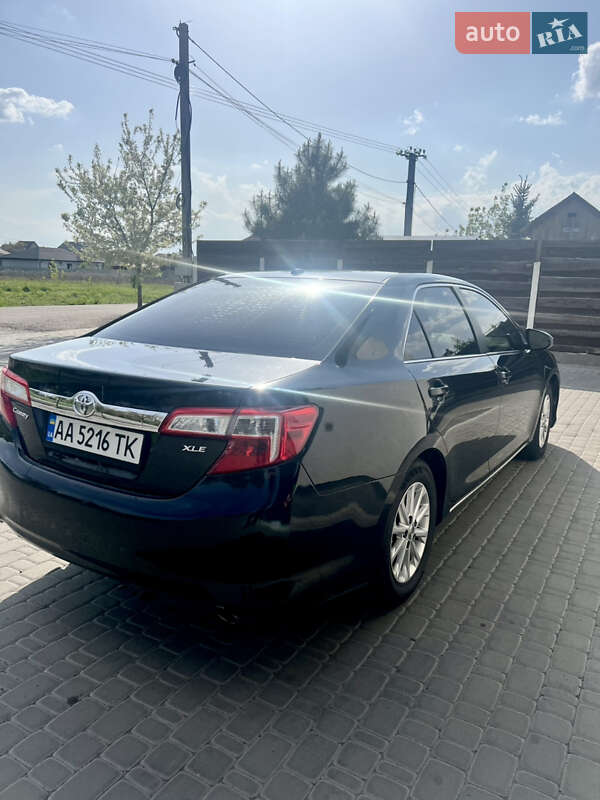 Седан Toyota Camry 2013 в Петропавловской Борщаговке