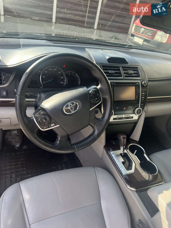 Седан Toyota Camry 2013 в Петропавловской Борщаговке